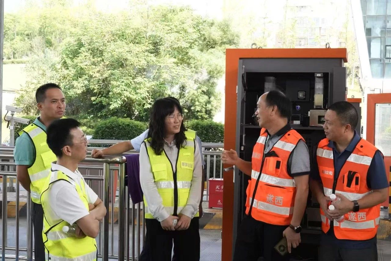 ballbet公司执行董事毛渝茸到公路运营一分公司开展收费运营工作现场办公