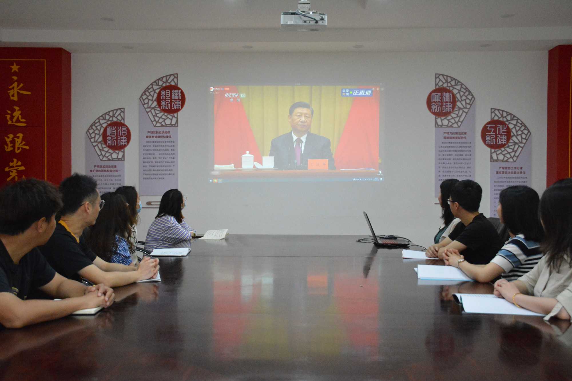 2022.5.10+ballbet分公司组织团员青年观看学习庆祝中国共产主义青年团成立100周年直播